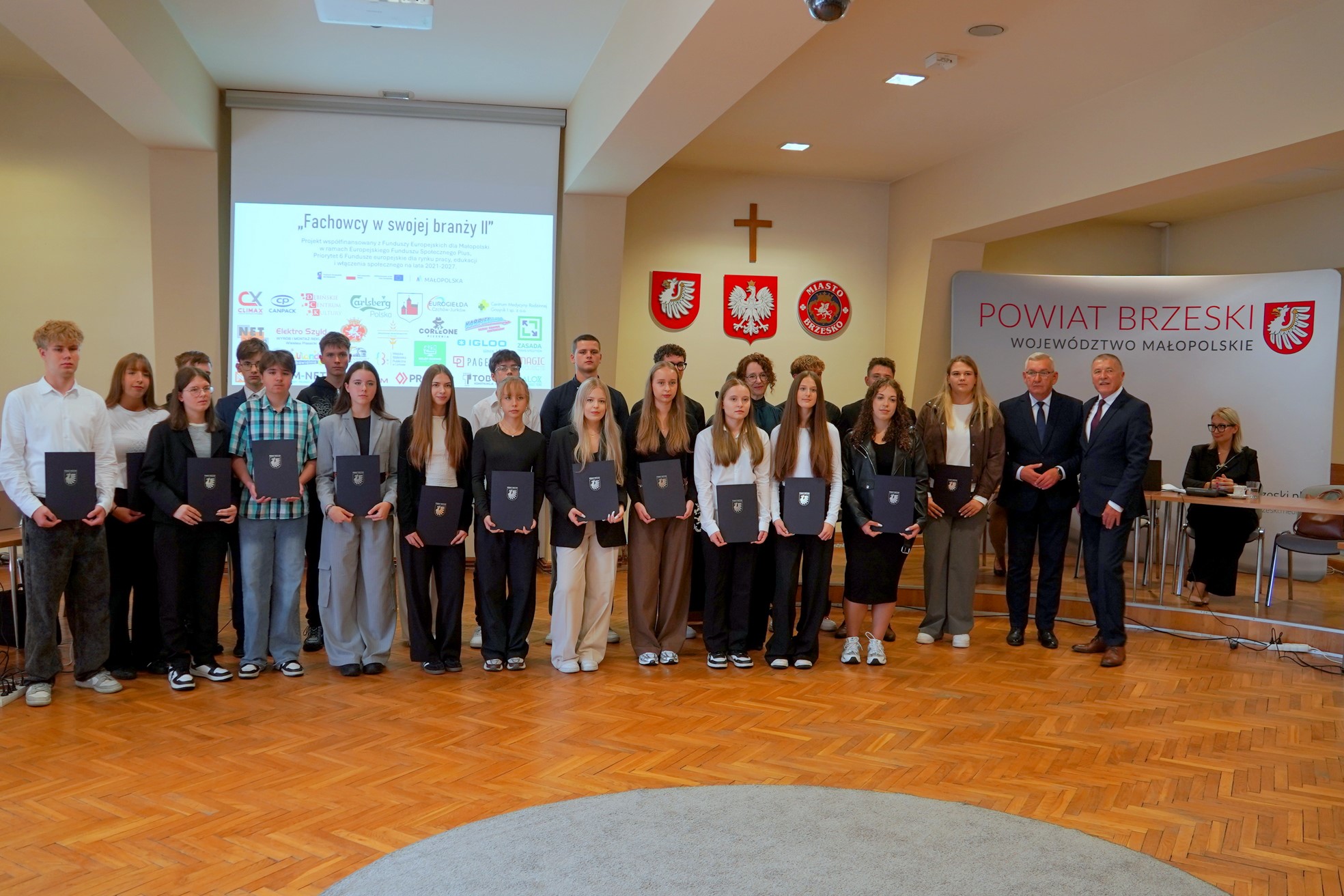 POWIAT BRZESKI. Najzdolniejszym uczniom wręczono Stypendia Starosty Brzeskiego [ZDJĘCIA]