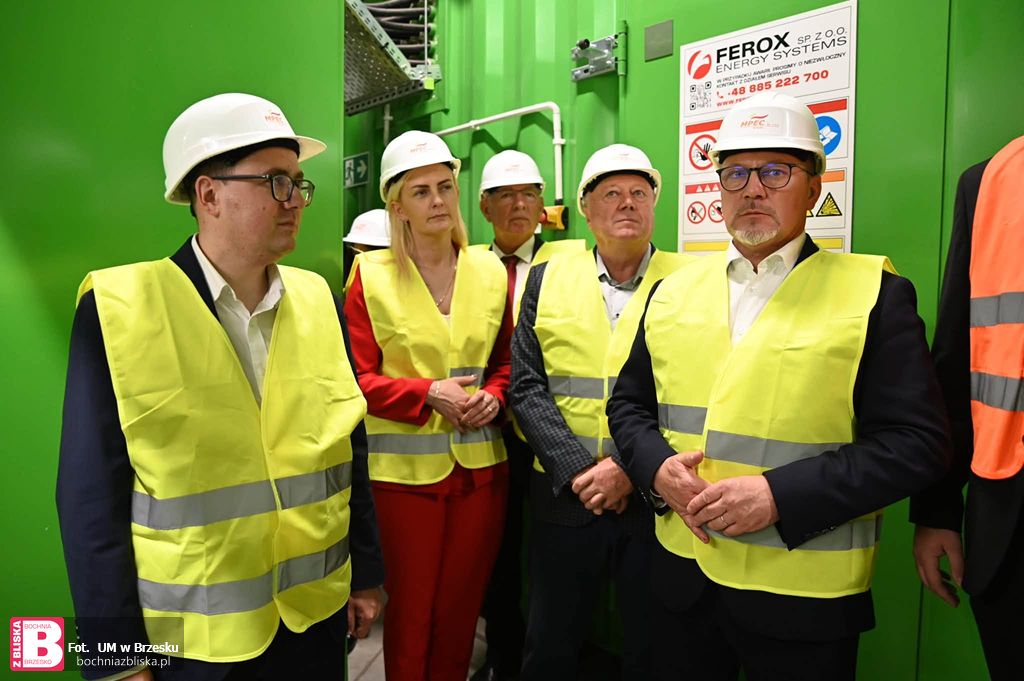 BRZESKO. Minister Energii Miłosz Motyka, oficjalnie otworzył zmodernizowany system ciepłowniczy w Brzesku [ZDJĘCIA]