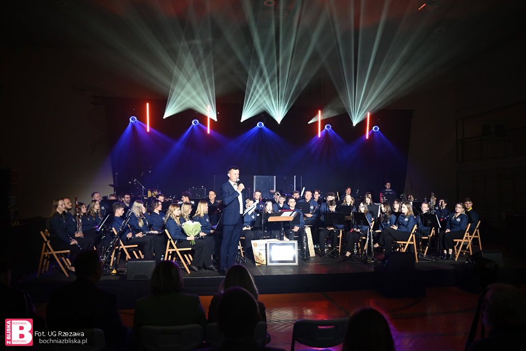 GMINA RZEZAWA. 90 lat muzyki, tradycji i wspólnej pasji. Jubileuszowy koncert Orkiestry Dętej Okulice [ZDJĘCIA]