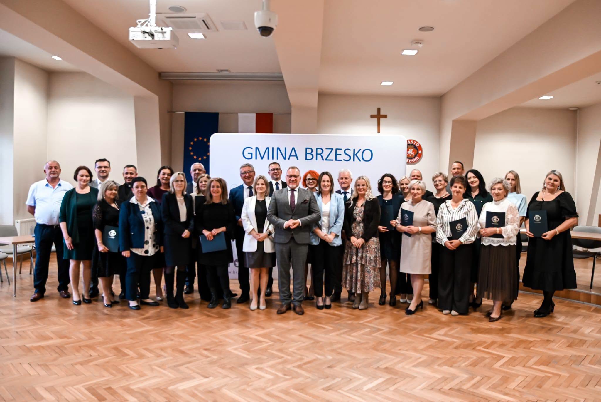 BRZESKO. Burmistrz Tomasz Latocha nagrodził nauczycieli. Zobacz, kto otrzymał wyróżnienie? [ZDJĘCIA, LISTA]
