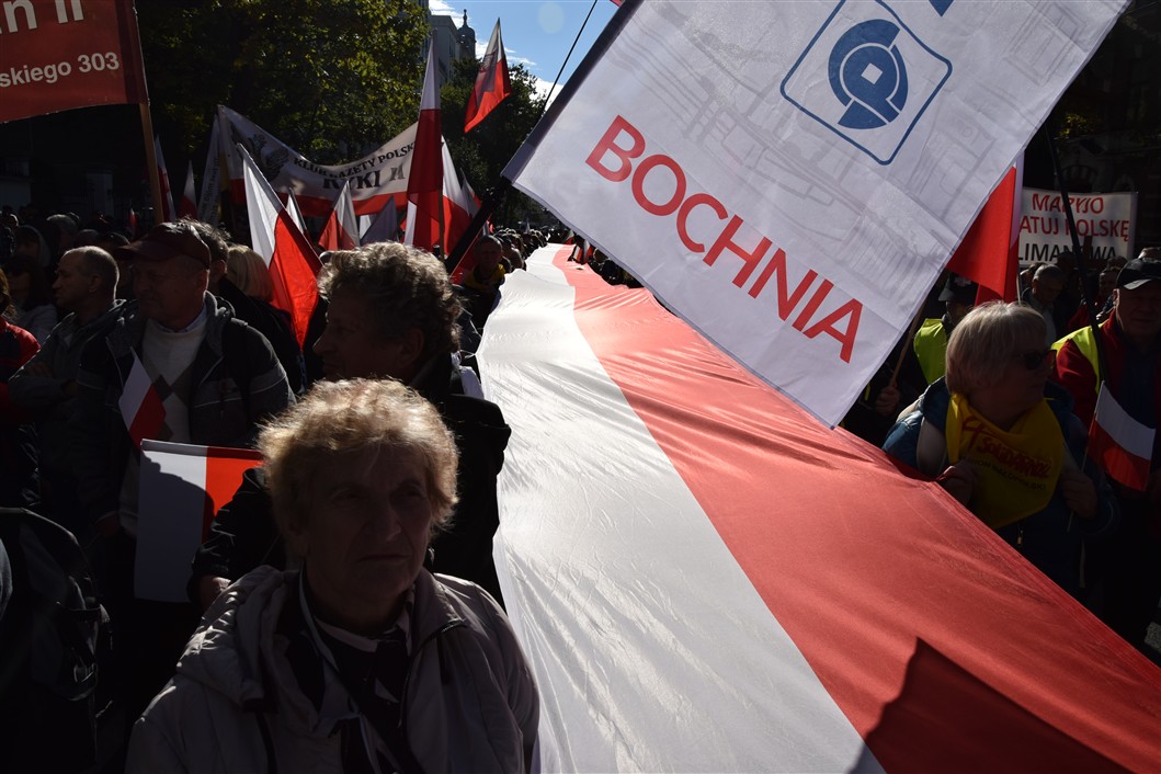 BOCHNIA-WARSZAWA. Kilkudziesięciu mieszkańców Bochni wzięło udział demonstracji pod Trybunałem Konstytucyjnym [ZDJĘCIA]