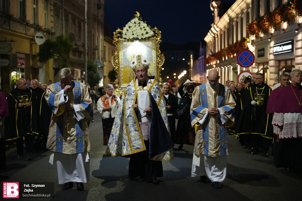 BOCHNIA. Wielka manifestacja wiary: Centralna Uroczystość Odpustowa i Procesja Różańcowa ulicami miasta [ZDJĘCIA]