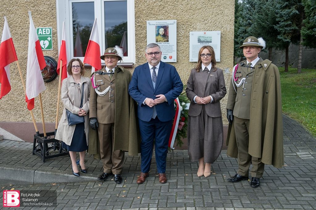 BOCHNIA. Złożyli kwiaty pod tablicą ku czci kapitana Jerzego K. Dobrodzickiego [ZDJĘCIA]