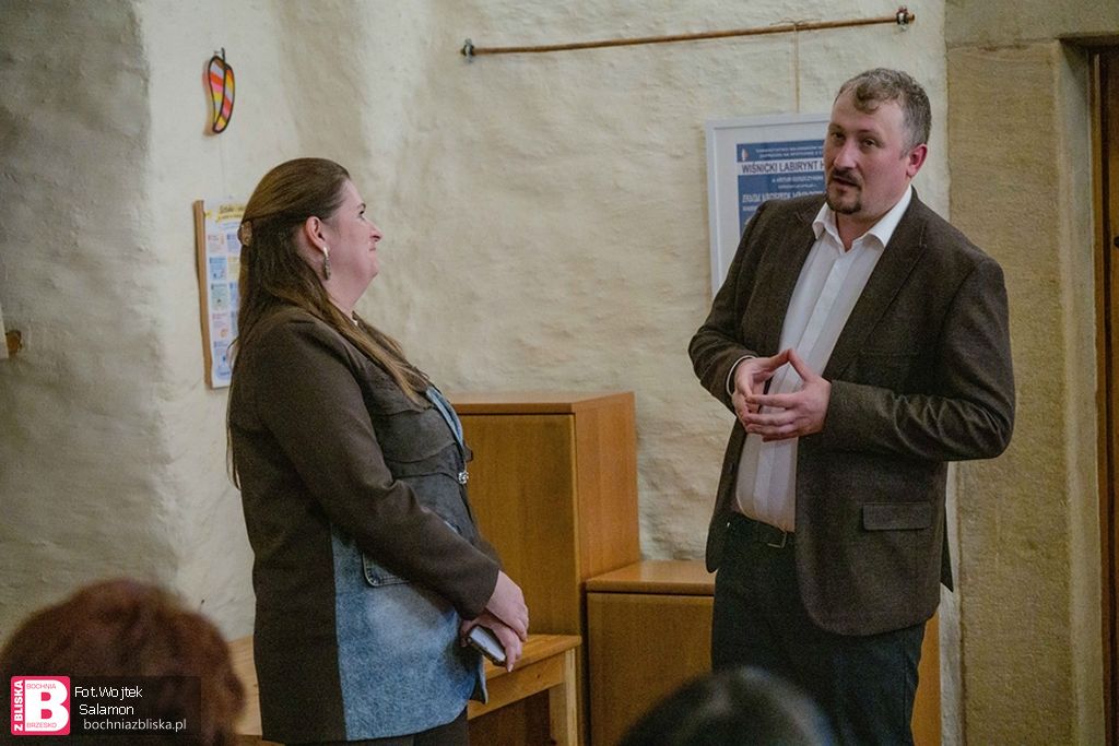 NOWY WIŚNICZ. W piwnicy wiśnickiego Ratusza dyskutowano o karierach przedstawicieli roku Lubomirskich w XVI wieku [ZDJĘCIA]