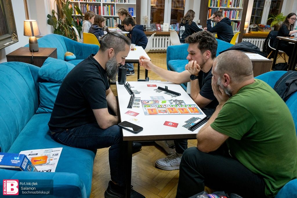 BOCHNIA. Noc w bibliotece: planszówki, interesujące wykłady, zabawy dla dzieci, a na finał „Lalka” [ZDJĘCIA]