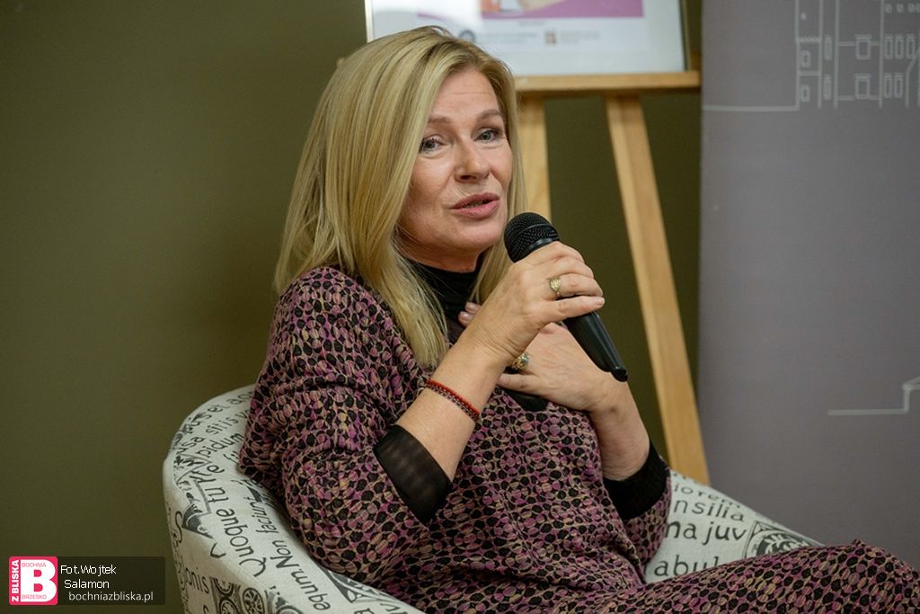 BOCHNIA. Anna Maruszeczko – dziennikarka, autorka książek i podcastów gościła w bibliotece [ZDJĘCIA]